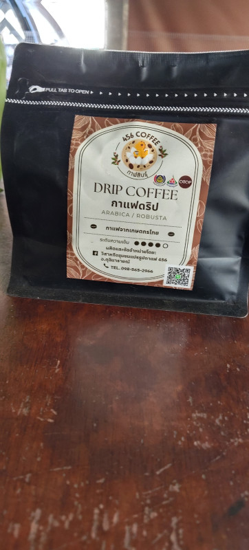 กาแฟดริป 456 กาฬสินธุ์ คั่วเข้ม สีดำหอมมากบรรจุ10ซองขนาด10กรัมน้ำหนักรวม100กรัมใช้ชงดื่มได้10แก้วหรือทำเป็นเมนูกาแฟน้ำส้ม ช่อดอกมะพร้าว อเมริกาโน่ช่วยลดไขมันกาแฟปลูกแบบแินทรีย์