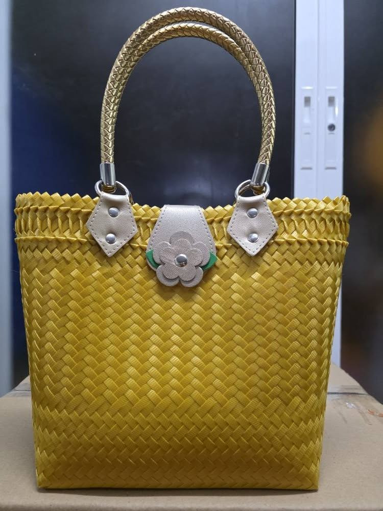 กระเป๋าสานเส้นพลาสติก