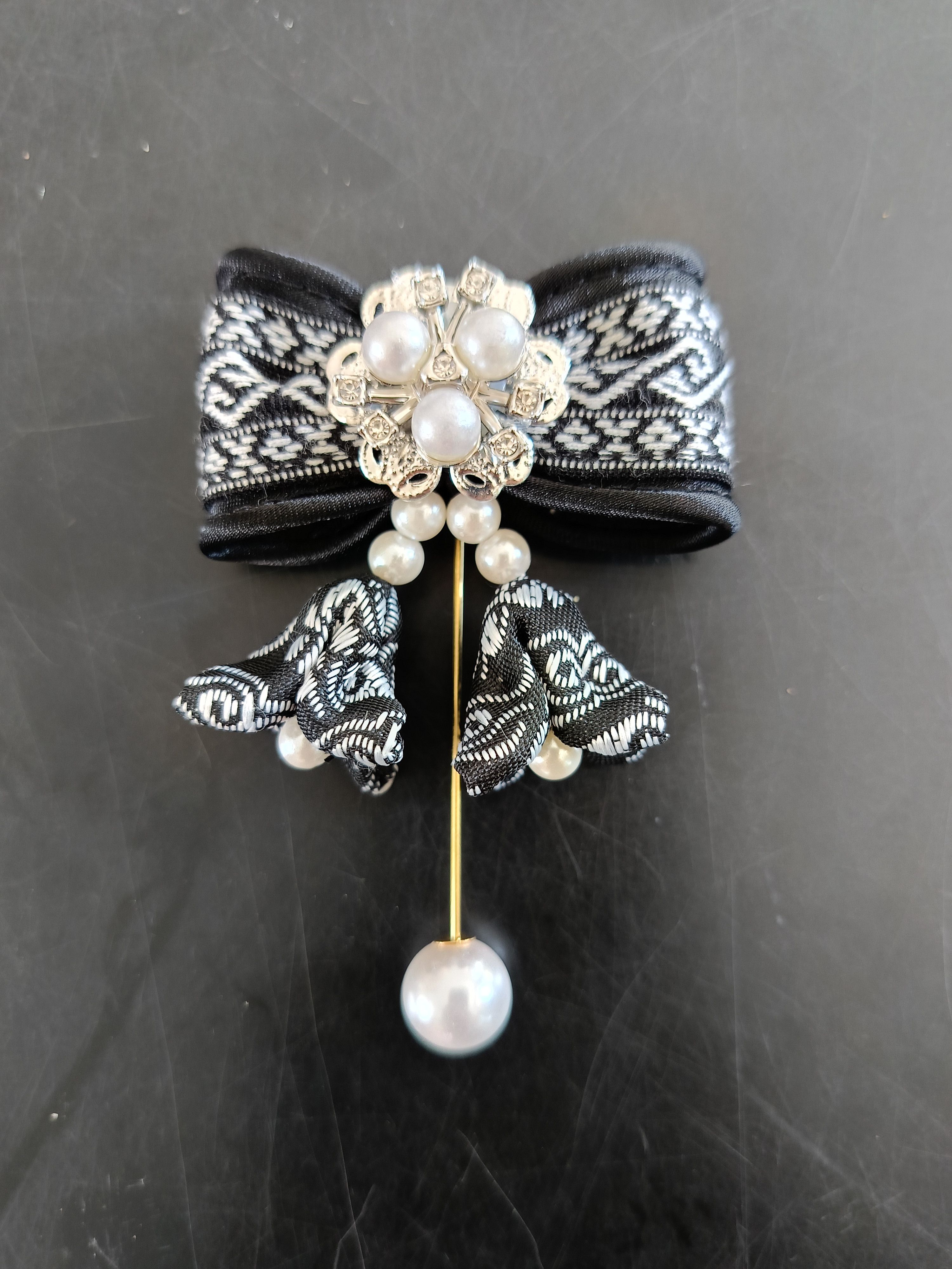 เข็มกลัดพิณติดเสื้อสูทแถบลายขอก่าย