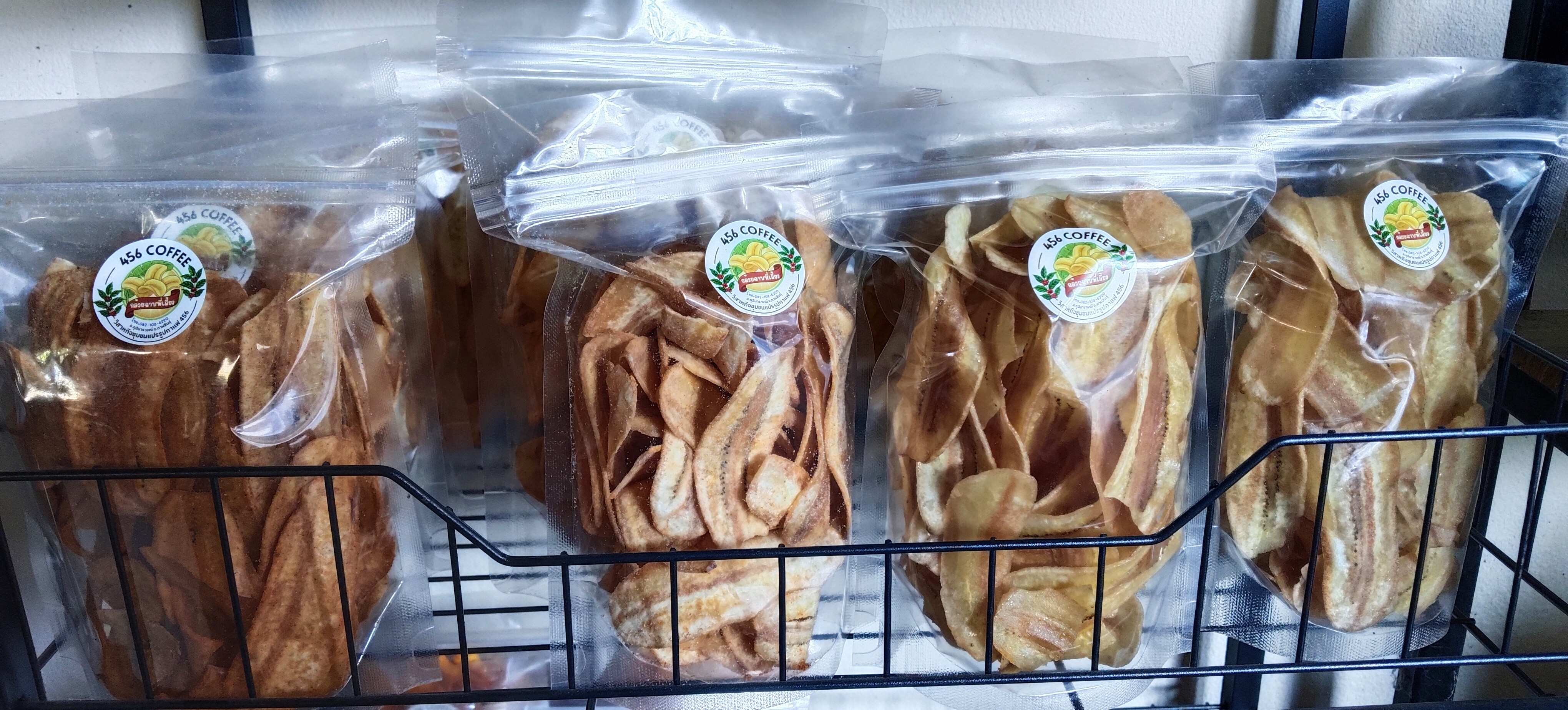 กล้วยพี่เลี้ยง 456   รสออริจินัล อบเนย ปาปริก้าเป็นกล้วยที่ปลูกแบบออแกนิคเป็นพืชเลี้ยงต้นกาแฟเพื่อให้ร่มเงาและความชุ่มชื้นแก่ต้นกาแฟ